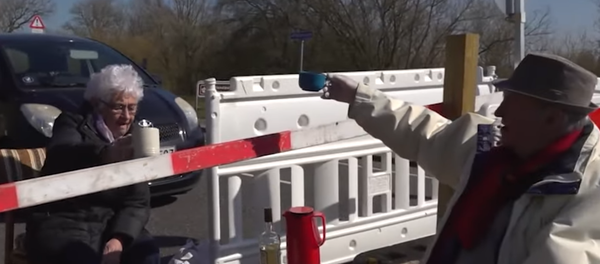 Любовь во время коронавируса: свидания пожилой пары на закрытой границе - Sputnik Грузия