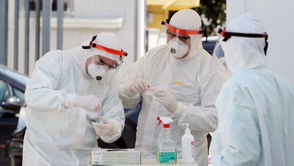 Медики в защитных костюмах готовятся к проведению тестов на коронавирус - Sputnik Грузия