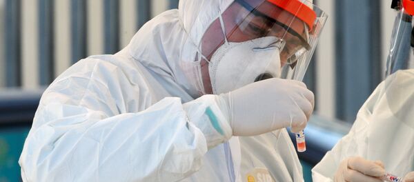 Медики в защитных костюмах готовятся к проведению тестов на коронавирус - Sputnik Грузия