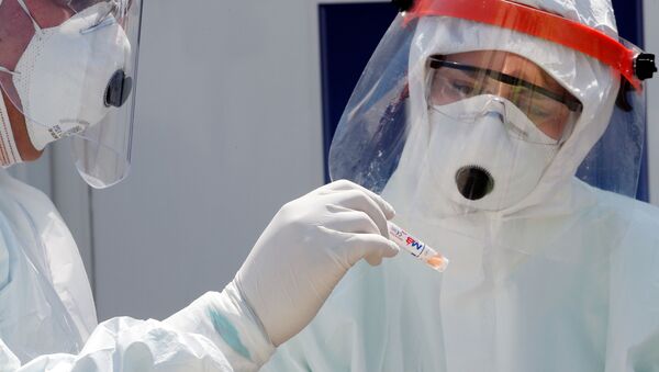 Медики в защитных костюмах готовятся к проведению тестов на коронавирус - Sputnik Грузия