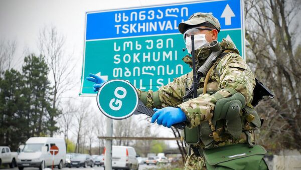 Военный на блокпосту на центральной автотрассе. В Грузии борются с коронавирусом - Sputnik Грузия