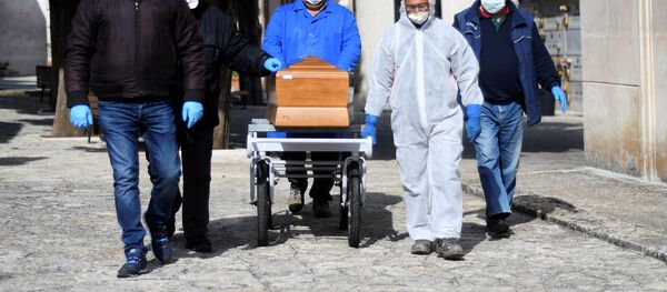 Похороны погибшего от коронавируса в Италии. Гроб с телом покойного сопровождают работники ритуальной службы - Sputnik Грузия