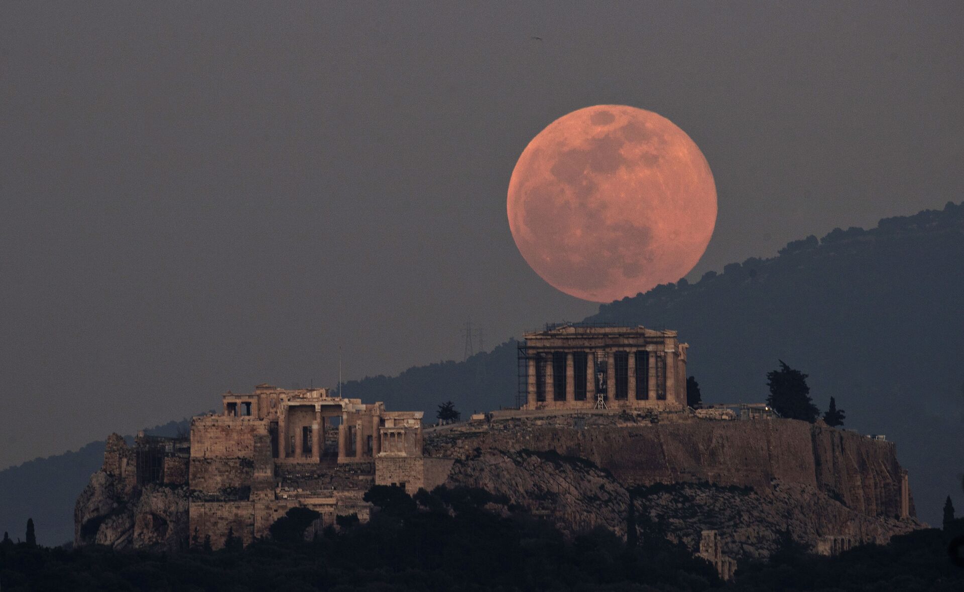 Луна над Парфеноном на древнем холме Акрополя в Афинах, Греция - Sputnik Грузия, 1920, 24.08.2021