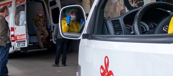 Кареты скорой помощи перед зданием медцентра Сурб Григор Лусаворич (2 апреля 2020). Еревaн Кареты скорой помощи перед зданием медцентра Сурб Григор Лусаворич (2 апреля 2020). Еревaн - Sputnik Грузия