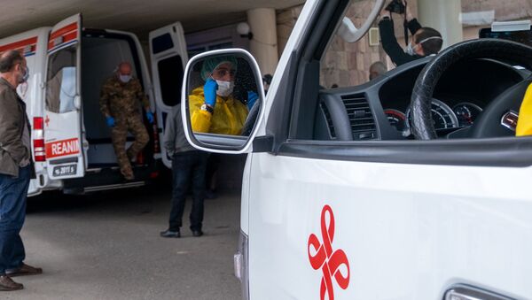Кареты скорой помощи перед зданием медцентра Сурб Григор Лусаворич (2 апреля 2020). Еревaн - Sputnik Грузия