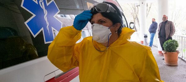 Врачи скорой помощи перед зданием медицинского центра Сурб Григор Лусаворич (2 апреля 2020). Еревaн - Sputnik Грузия