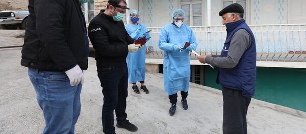 პოლიციელები და მედიკოსები რეგიონებში მოსახლეობას ტემპერატურაზე ამოწმებენ პოლიციელები და მედიკოსები რეგიონებში მოსახლეობას ტემპერატურაზე ამოწმებენ - Sputnik საქართველო