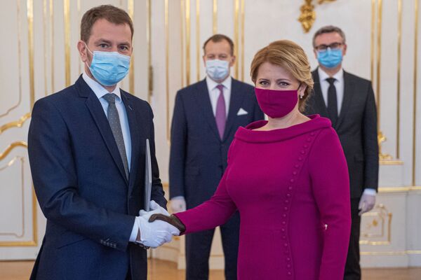 Президент Словакии Зузана Чапутова и премьер-министр Игор Матович надели защитные маски во время присяги нового правительства


 - Sputnik Грузия