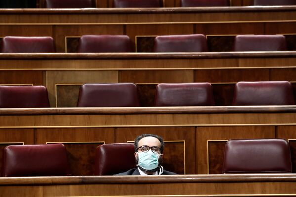 Член испанкого парламента Хосе Мария Санчес Гарсия надел маску во время заседания  - Sputnik Грузия