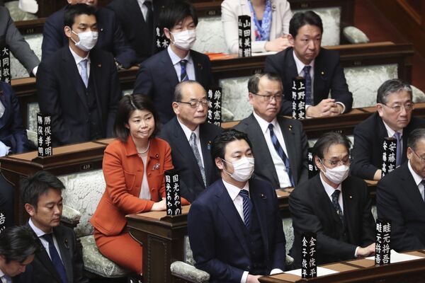 Парламентарии в масках в Токио  - Sputnik Грузия