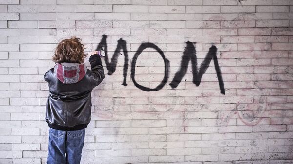 პატარა ბიჭუნა კედელზე წერს სიტყვას „დედა“ - Sputnik საქართველო
