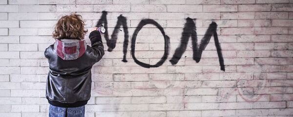 პატარა ბიჭუნა კედელზე წერს სიტყვას „დედა“ პატარა ბიჭუნა კედელზე წერს სიტყვას „დედა“ - Sputnik საქართველო