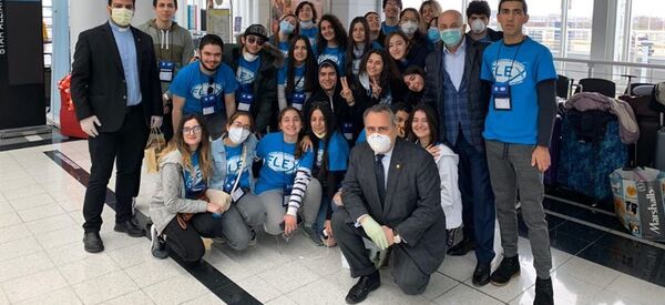 Более трех десятков школьников возвращаются в Армению из США Более трех десятков школьников возвращаются в Армению из США - Sputnik Грузия