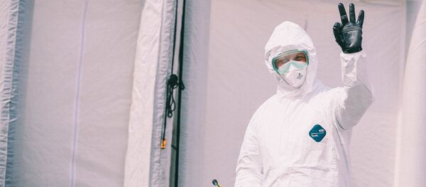 Военные специалисты проводят дезинфекцию на блокпосту у полевого госпиталя  - Sputnik Грузия