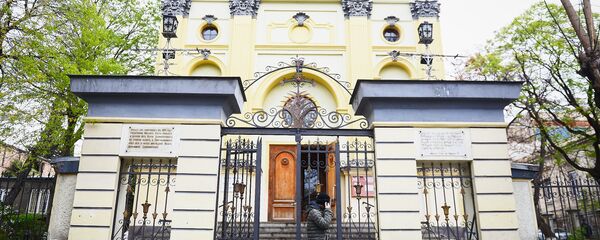 Вербное воскресенье в столице Грузии в условиях карантина. Католики в это время празднуют Пасху. На фото - собор Святых Апостолов Петра и Павла в центре города - Sputnik Грузия