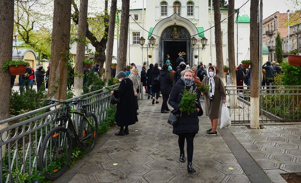 В соцсетях также были опубликованы фотографии, снятые у русской православной церкви Александра Невского. Тут тоже было много людей - Sputnik Грузия