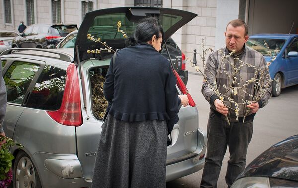 Торговля вербой и самшитом велась даже прямо из машин, припаркованных у церквей - Sputnik Грузия