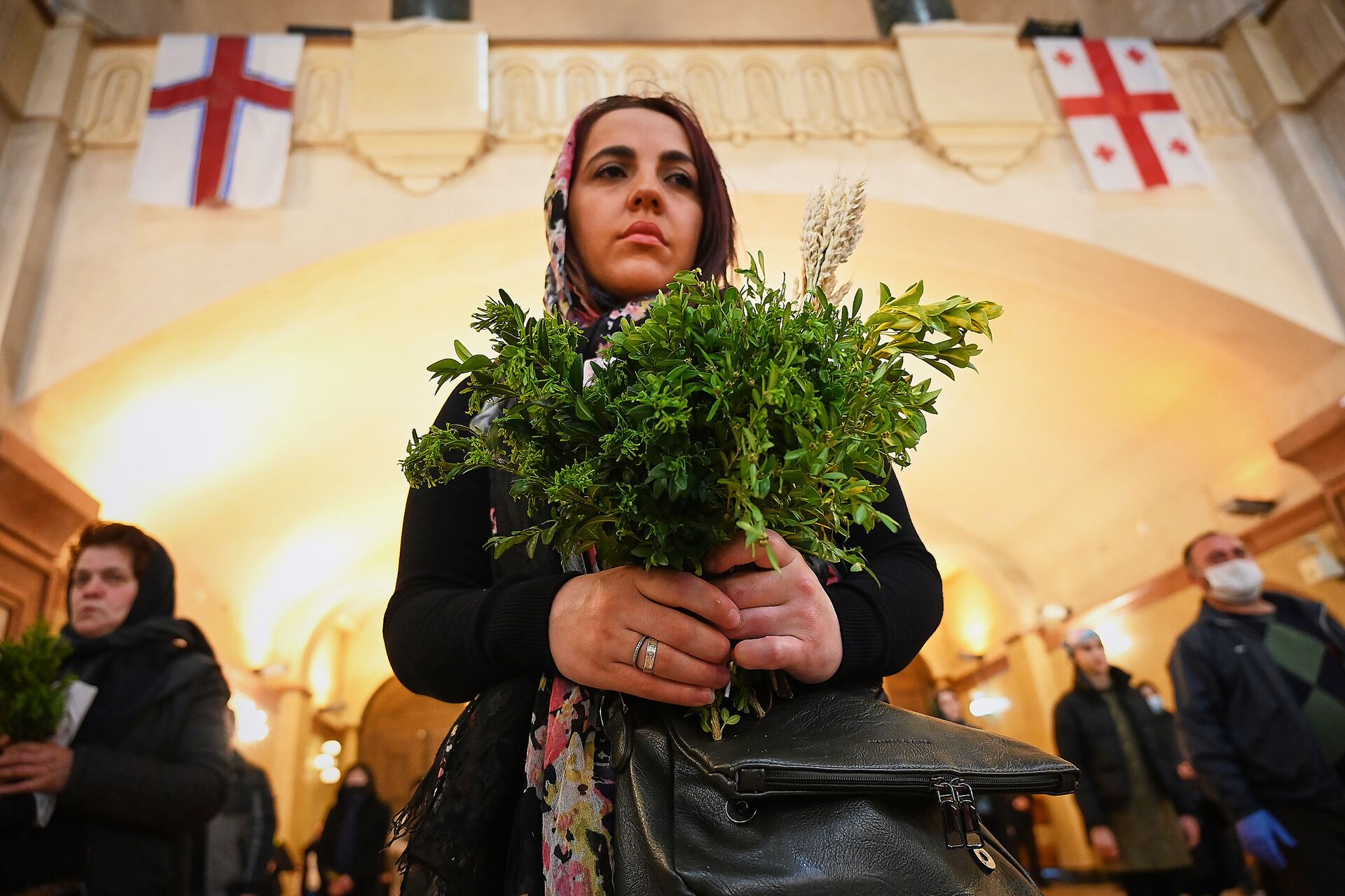 Вербное воскресенье в столице Грузии в условиях карантина. Верующие в храме Святой Троицы Самеба - Sputnik Грузия, 1920, 04.04.2026