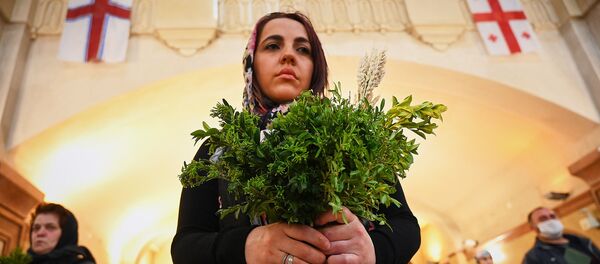 Вербное воскресенье в столице Грузии в условиях карантина. Верующие в храме Святой Троицы Самеба - Sputnik Грузия