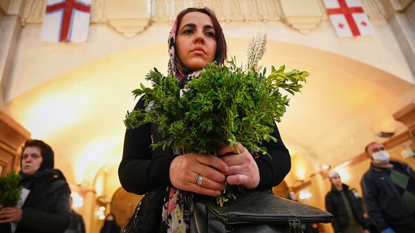 Вербное воскресенье в столице Грузии в условиях карантина. Верующие в храме Святой Троицы Самеба - Sputnik Грузия
