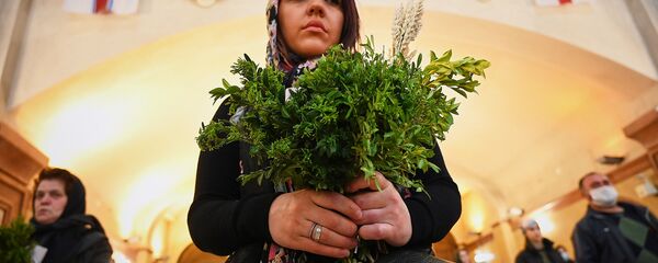 Вербное воскресенье в столице Грузии в условиях карантина. Верующие в храме Святой Троицы Самеба - Sputnik Грузия