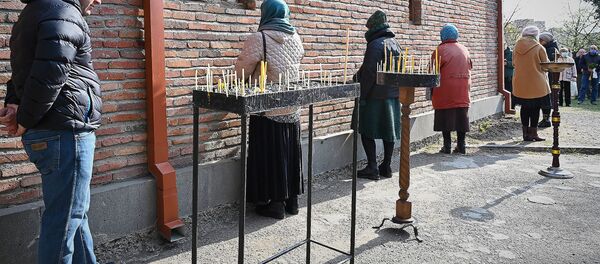 Вербное воскресенье в столице Грузии в условиях карантина. Верующие у церкви соблюдают дистанцию - Sputnik Грузия