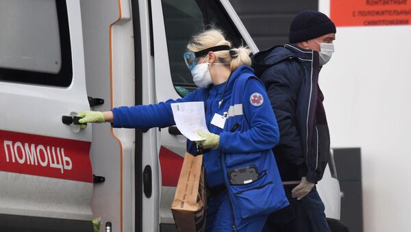 Бригада скорой медицинской помощи доставила пациента в больницу. Ситуация в России в связи с коронавирусом - Sputnik Грузия