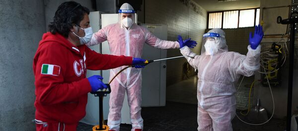 Сотрудники Красного креста в Италии дезинфицируют друг друга, Турин - Sputnik Грузия