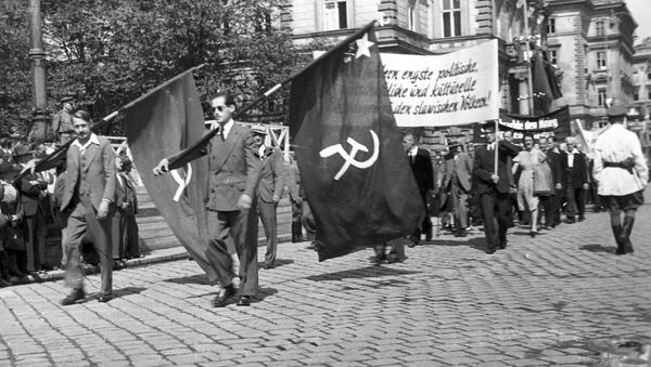 Жители города на демонстрации в честь открытия памятника воинам Советской армии, погибшим при освобождении Австрии от фашизма - Sputnik Грузия