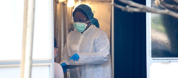 Медработник осматривает пациента. Ситуация в США в связи с коронавирусом - Sputnik Грузия