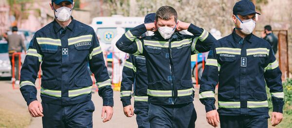 Пожарные - спасатели в масках и респираторах на блокпосту - Sputnik Грузия