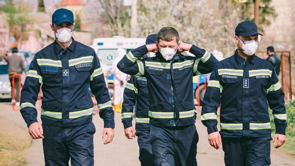 Пожарные - спасатели в масках и респираторах на блокпосту - Sputnik Грузия
