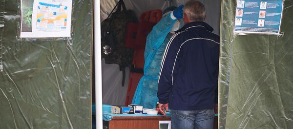 Медики проверяют жителей в полевом госпитале на блокпосту - Sputnik Грузия