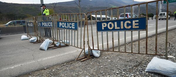 Полицейские на блокпосту на въезде в столицу Грузии. Дорога перекрыта железными барьерами - Sputnik Грузия