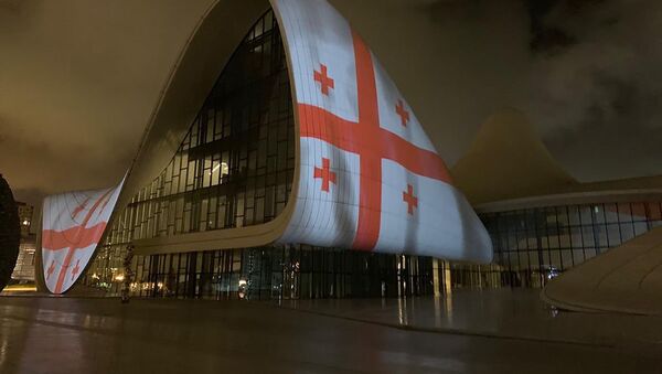 В Баку Центр Гейдара Алиева осветили в цвета грузинского флага - Sputnik Грузия
