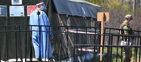 Проверка на блокпосту у въезда в Тбилиси со стороны Мцхета. Ситуация в Грузии в связи с коронавирусом режим ЧП военный медик - Sputnik Грузия