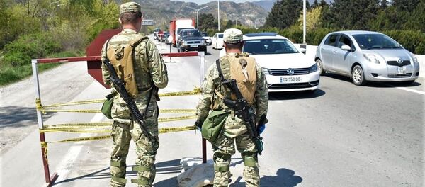 Проверка на блокпосту у въезда в Тбилиси со стороны Мцхета. Ситуация в Грузии в связи с коронавирусом режим ЧП военный медик - Sputnik Грузия