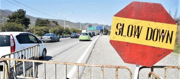 Проверка на блокпосту у въезда в Тбилиси со стороны Мцхета. Ситуация в Грузии в связи с коронавирусом режим ЧП военный медик - Sputnik Грузия