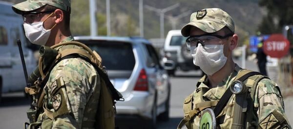 Проверка на блокпосту у въезда в Тбилиси со стороны Мцхета. Ситуация в Грузии в связи с коронавирусом режим ЧП военный медик Проверка на блокпосту у въезда в Тбилиси со стороны Мцхета. Ситуация в Грузии в связи с коронавирусом режим ЧП военный медик - Sputnik Грузия