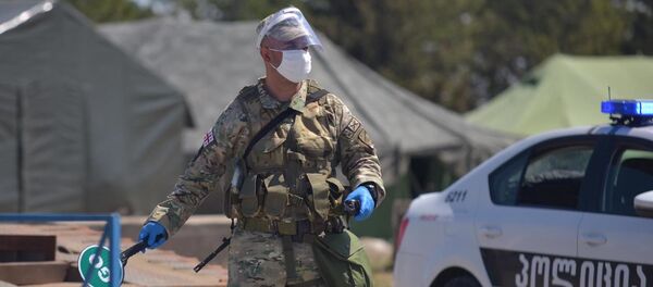 Военный на блокпосту в Хашми, муниципалитет Сагареджо. Ситуация в Грузии в связи с коронавирусом Военный на блокпосту в Хашми, муниципалитет Сагареджо. Ситуация в Грузии в связи с коронавирусом - Sputnik Грузия