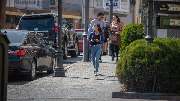 Карантинная весна в столице Грузии. Несколько прохожих идут по улице в центре Тбилиси - Sputnik Грузия