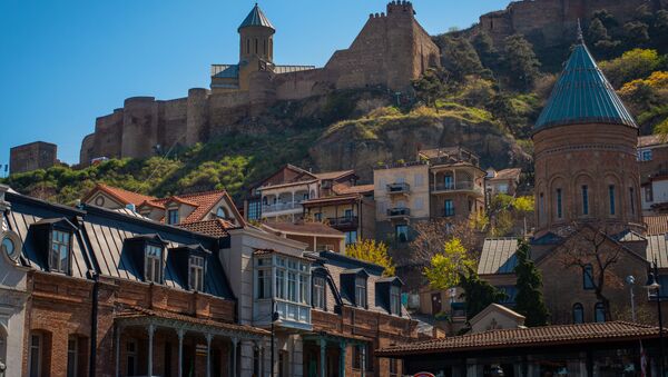 Карантинная весна в столице Грузии. Вид на старый Тбилиси - крепость Нарикала и район Калаубани - Sputnik Грузия
