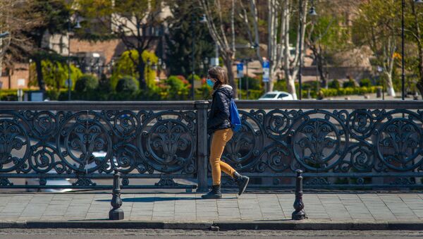 Карантинная весна в столице Грузии. В центре Тбилиси - редкие прохожие. Девушка в маске идет по Метехскому мосту - Sputnik Грузия