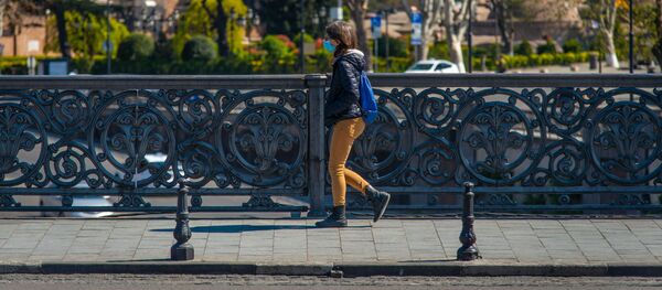 Карантинная весна в столице Грузии. В центре Тбилиси - редкие прохожие. Девушка в маске идет по Метехскому мосту - Sputnik Грузия