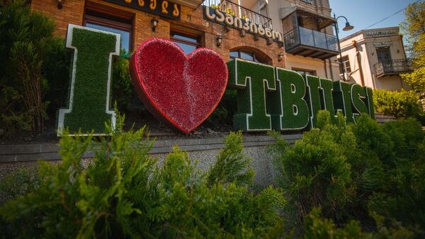 Карантинная весна в столице Грузии. Надпись Я люблю Тбилиси на Мейдане в центре старого города - Sputnik Грузия