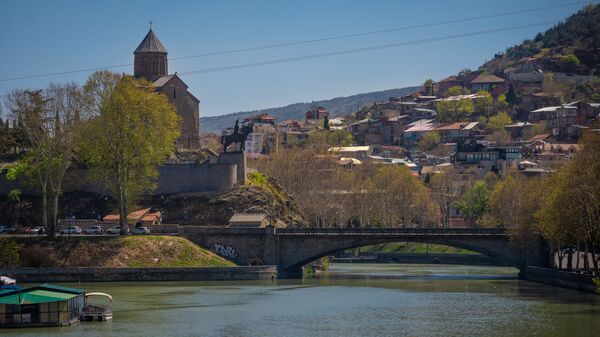 Карантинная весна в столице Грузии. Вид на старый Тбилиси - Метехский мост и Метехская церковь - Sputnik Грузия
