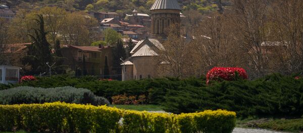 Карантинная весна в столице Грузии. Пустынные аллеи в парке Рике в Тбилиси и вид на собор Сиони - Sputnik Грузия
