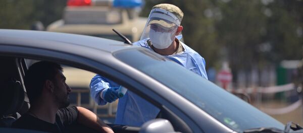 Военный медик проверяет температуру на блокпосту в Хашми, муниципалитет Сагареджо. Ситуация в Грузии в связи с коронавирусом - Sputnik Грузия