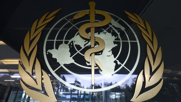 Эмблема Всемирной организации здравоохранения на входе в здание штаб-квартиры организации в Женеве - Sputnik Грузия