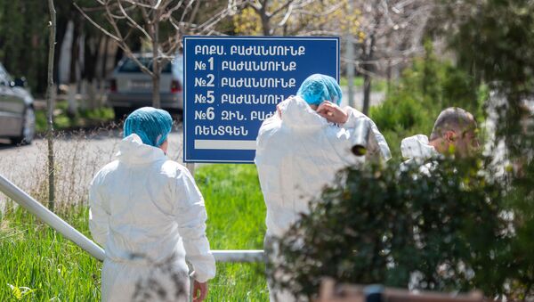 Сотрудники инфекционной больницы Норк около указателя в отделения медцентра - Sputnik Грузия